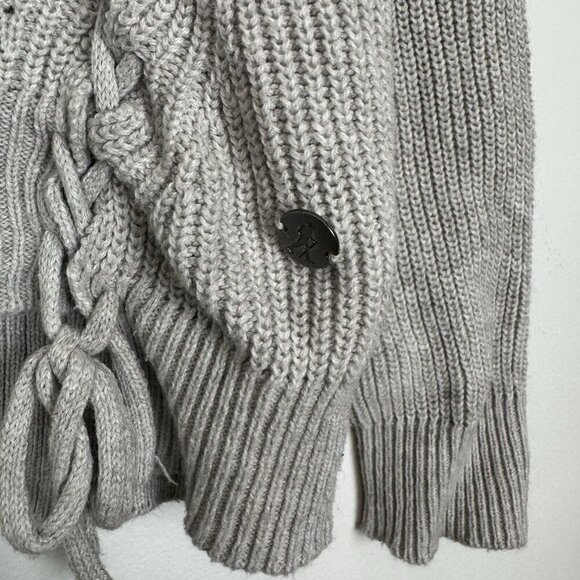 Royal Robbin’s Woman’s Gray Long Sleeve Lace Up Side Sweater Standard Fit Small - Picture 2 of 6